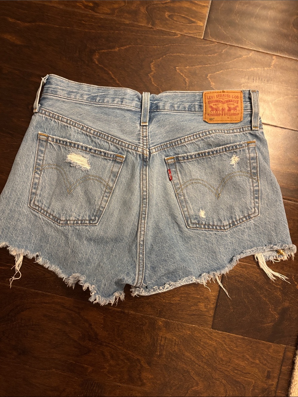 💙LEVI’S 501 Ripped Jean Shorts - Picture 4 of 7